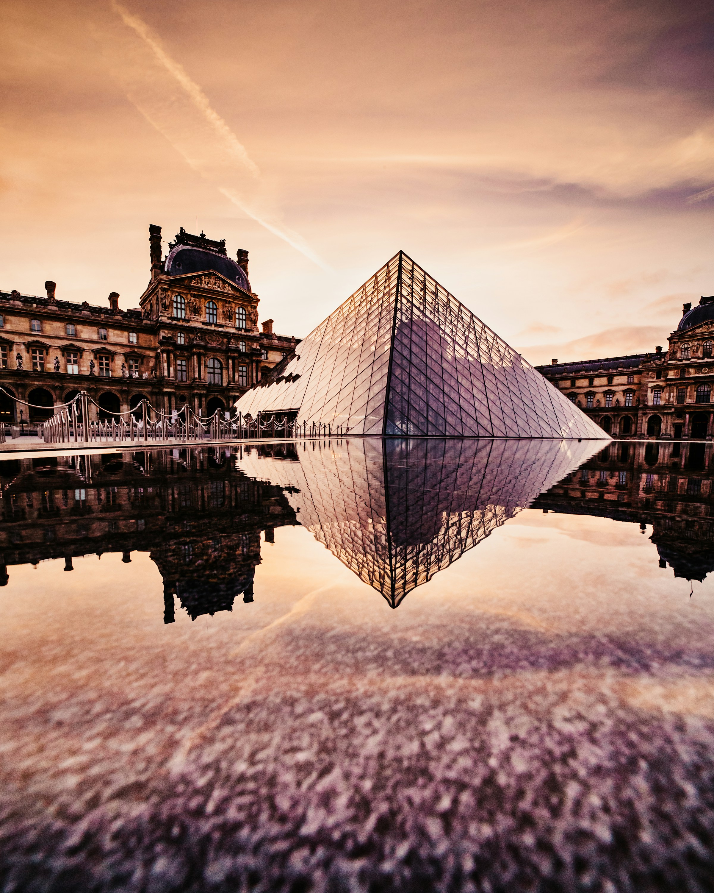 Cour du Louvre et sa pyramide de verre à Paris