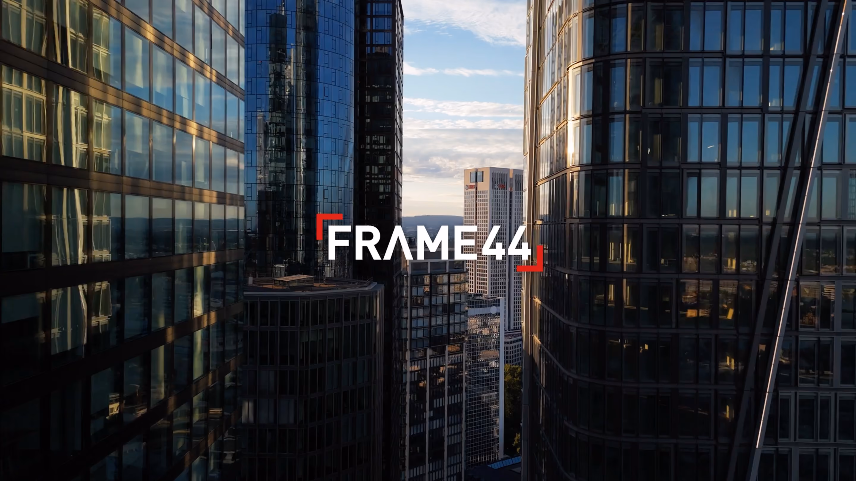 Frankfurter Skyline mit Frame44 Logo