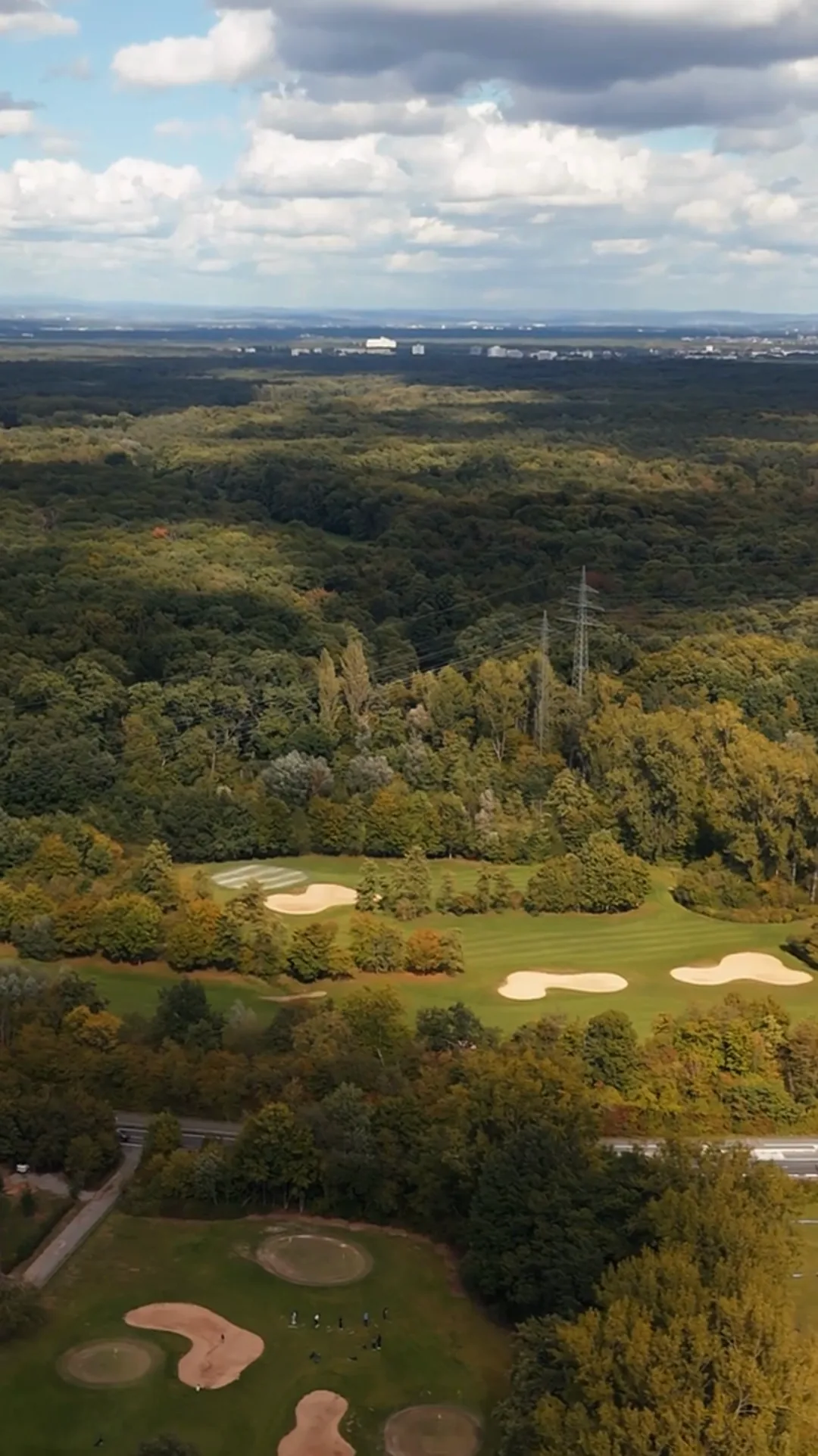 Standbild aus dem Golf-Reel für Bettina Schmitt Immobilien: Luftaufnahme eines Golfplatzes