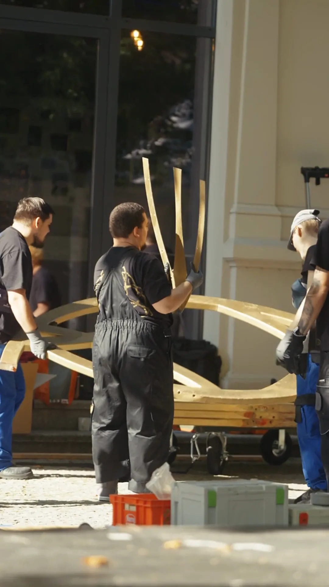 Standbild aus dem Parieté-Reel vom Mittwoch: Crew beim Aufbau