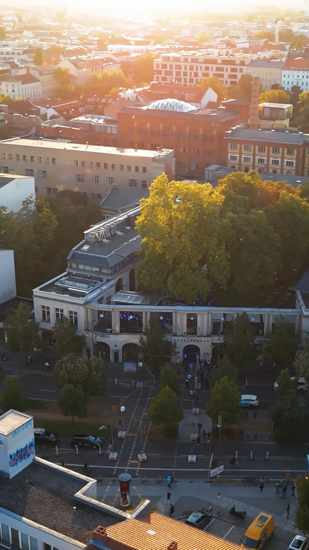 Standbild aus dem Parieté-Reel vom Freitag: Luftaufnahme bei Sonnenuntergang