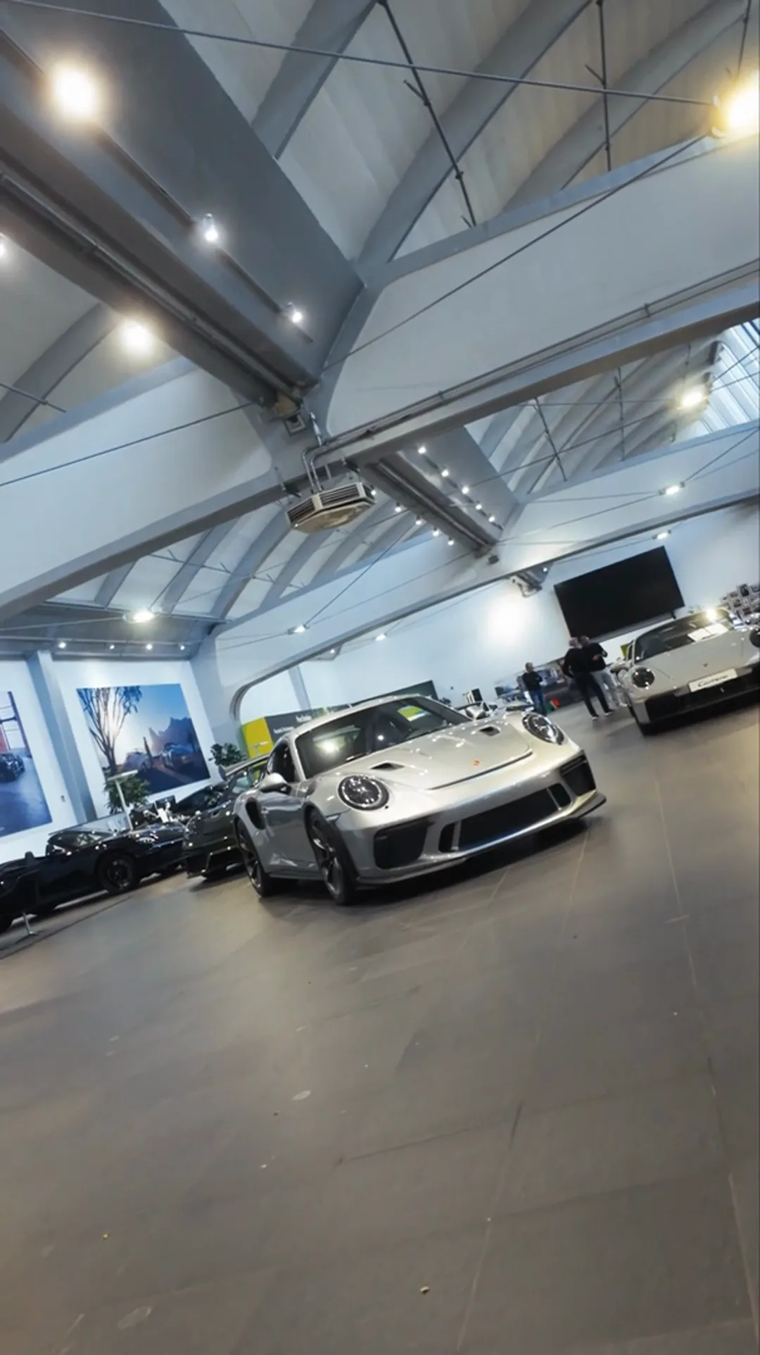 Silberner Porsche 911 im Porsche Zentrum München, Standbild aus einem Reel