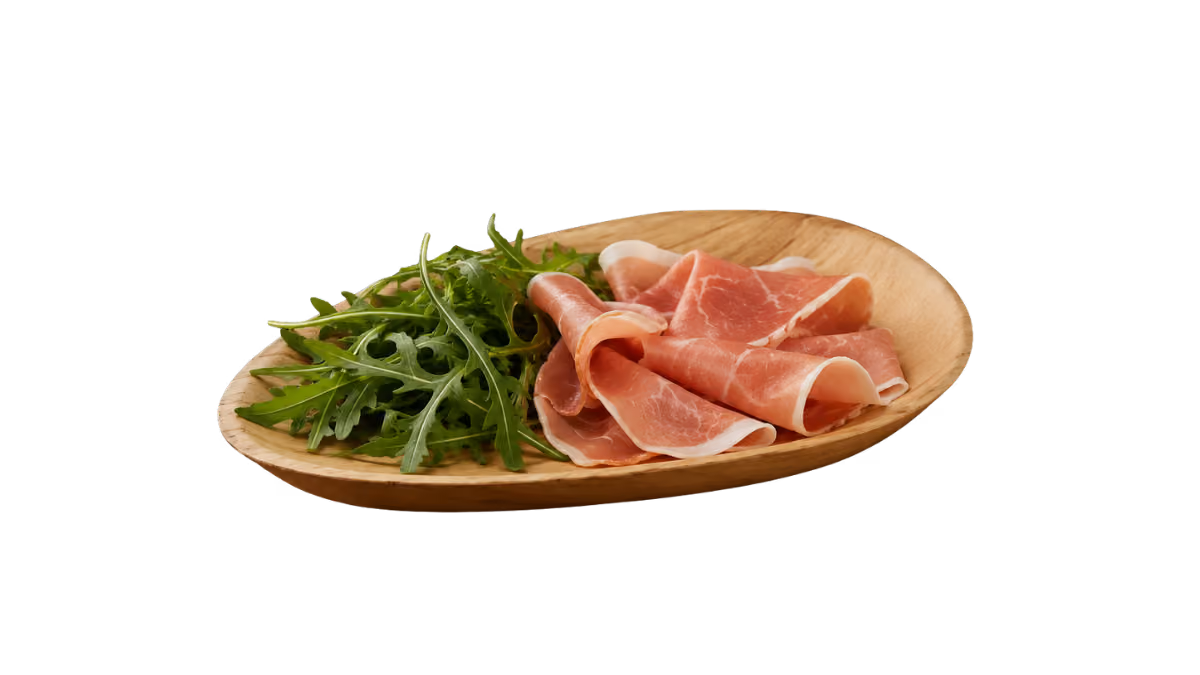 Dünne Scheiben Prosciutto mit frischem Rucola auf einem Holztablett.