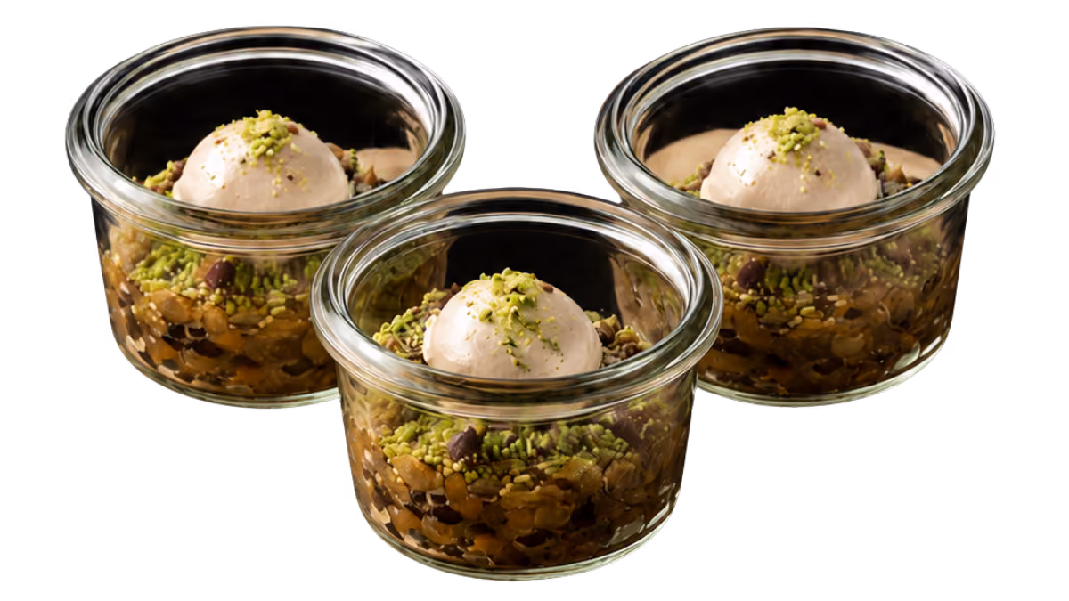Linsensalat im Weckglas, begleitet von einer kleinen Praline aus geräucherter Forelle in cremiger Mousee, fein
abgerundet mit Meerrettich