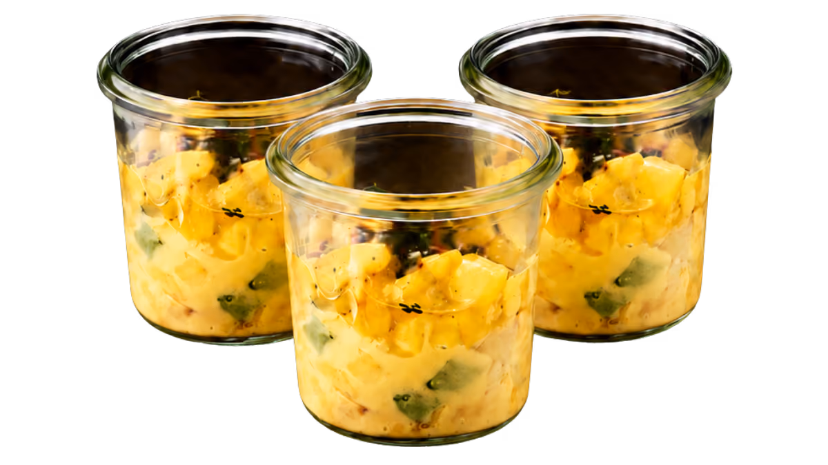 Leichter veganer Thunfischsalat Sesam-Mayonnaise mit Mangochutney im Weckglas, abgerundet mit Chili und 
Koriander