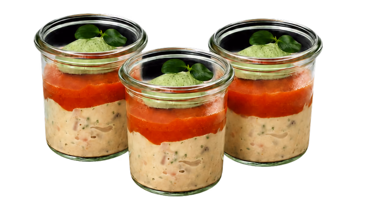 Vitello tonnato vom Kalb und Thunfisch im Weckglas, mit Tomaten-Relish und Rucola-Frischkäse-Tupfen