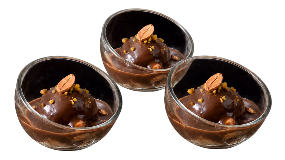 Samtige Mousse von gerösteten Nüssen mit Meersalz und Mirabelle gekrönt von einer feinen Nougatglasur im
schrägen Kugelglas