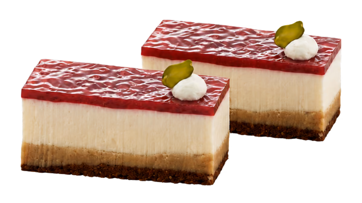 Erdbeer-Himbeer-Schmand Schnitte auf Butterkeks-Boden