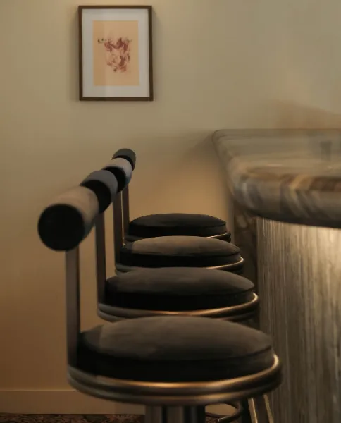 Fauteuil de bureau noir devant une table avec cadres photo au mur