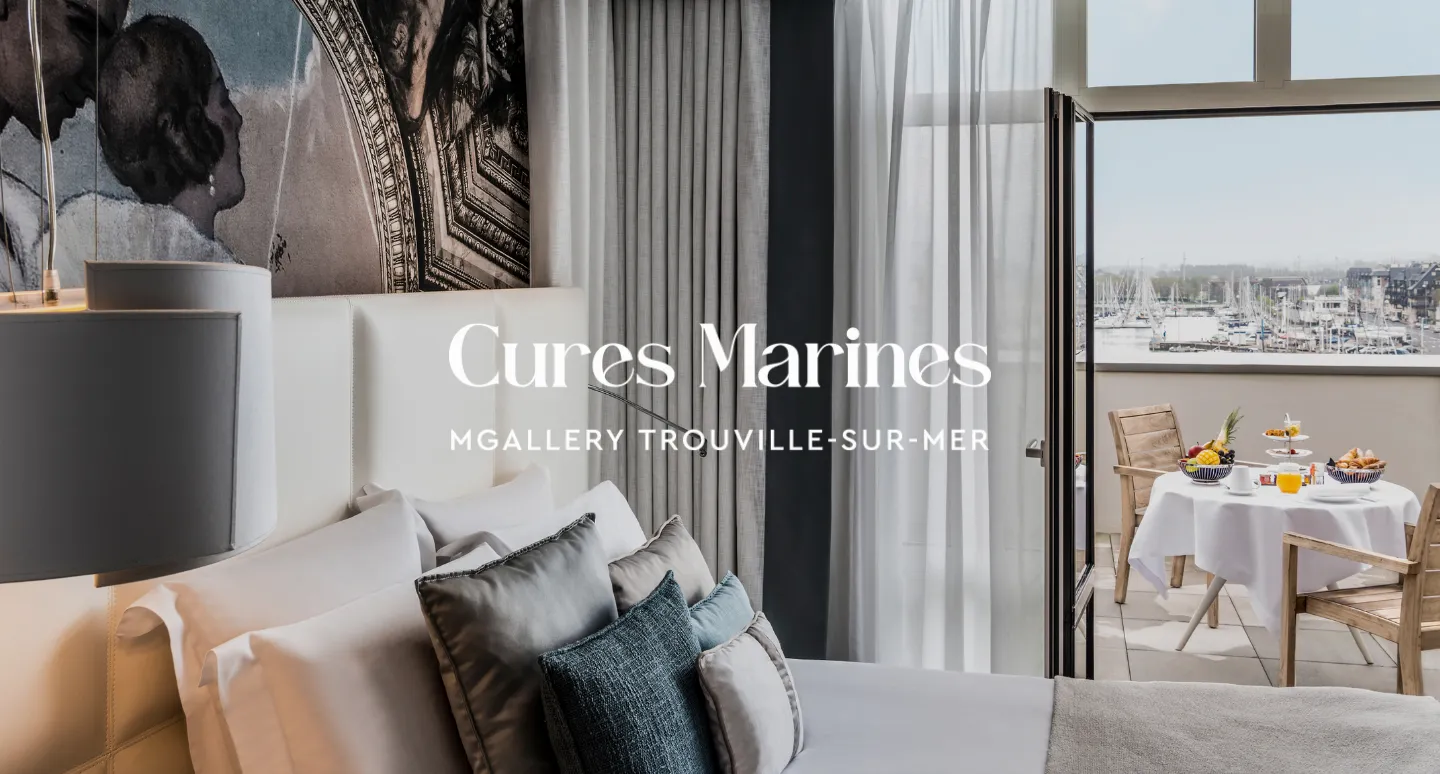Chambre Cures Marines avec balcon dressé pour petit-déjeuner, vue sur le port de plaisance de Trouville-sur-Mer