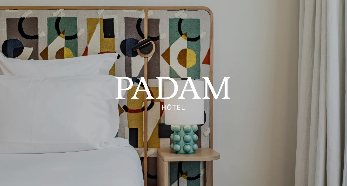 Chambre Padam Hôtel avec tête de lit à motifs géométriques colorés et lampe céramique turquoise
