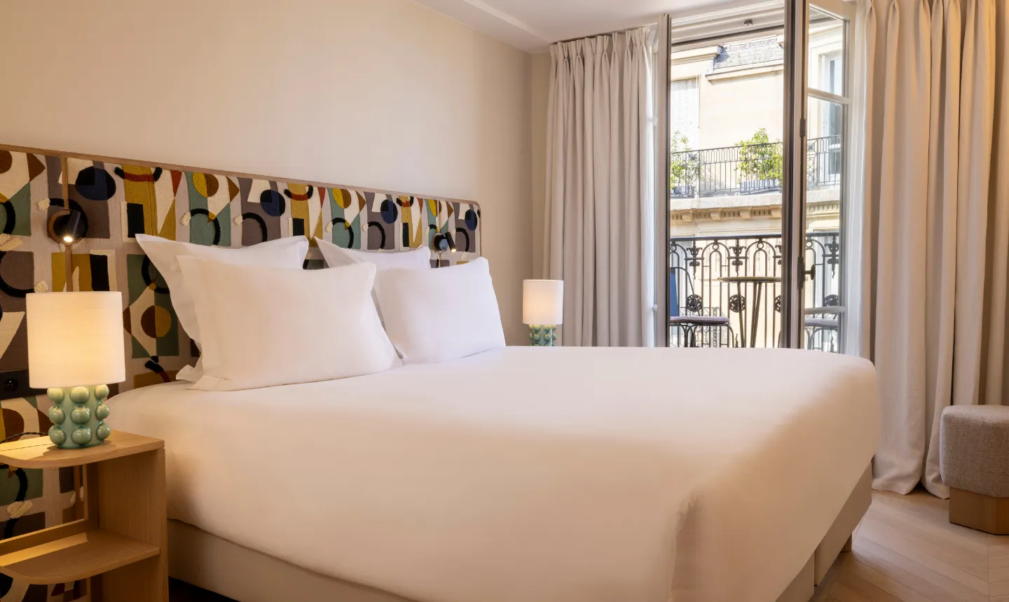 Baignoire ronde dans une salle de bain élégante avec lampe et miroir en arrière-plan