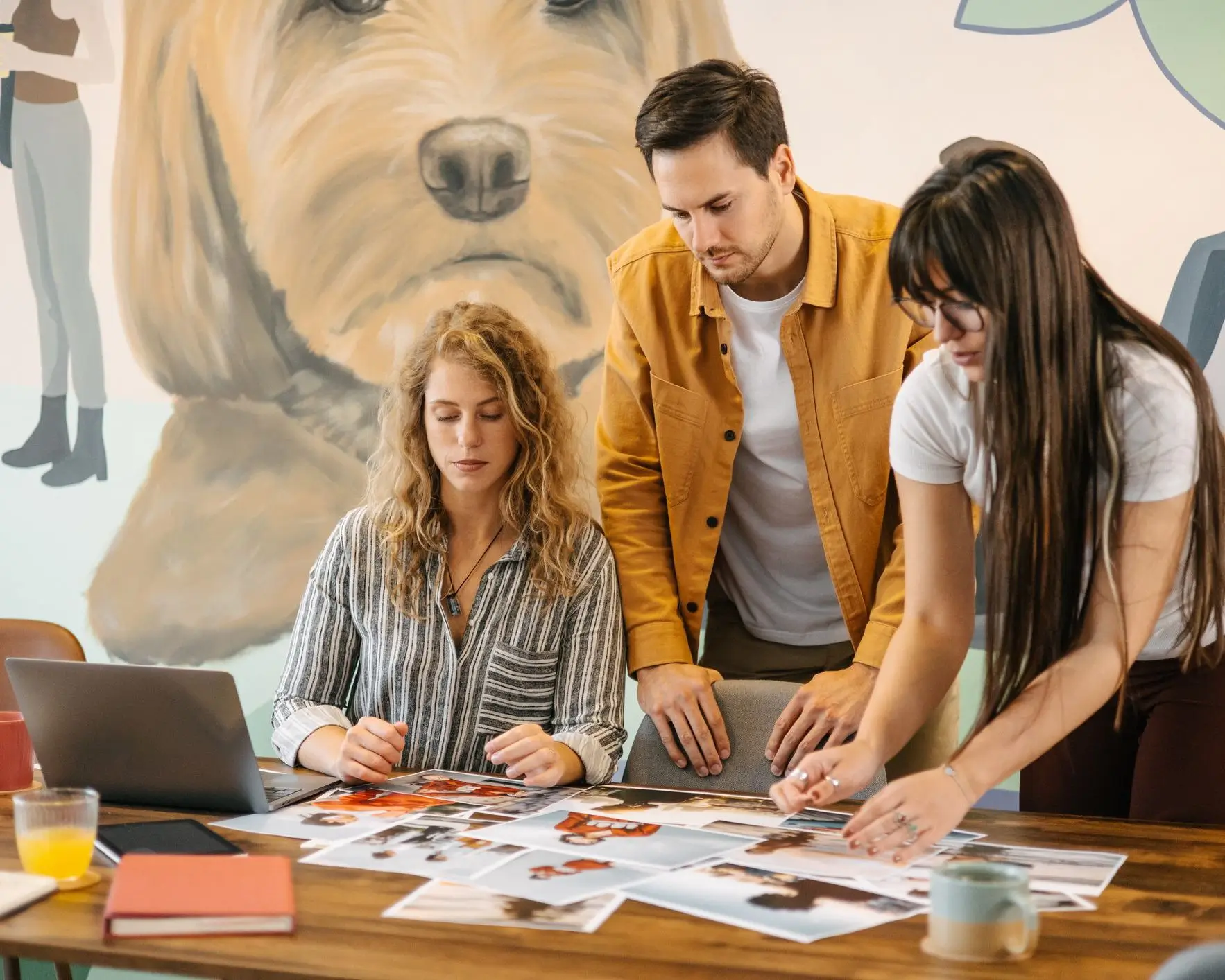 Twee OSAGE-collega's in gesprek aan een bureau