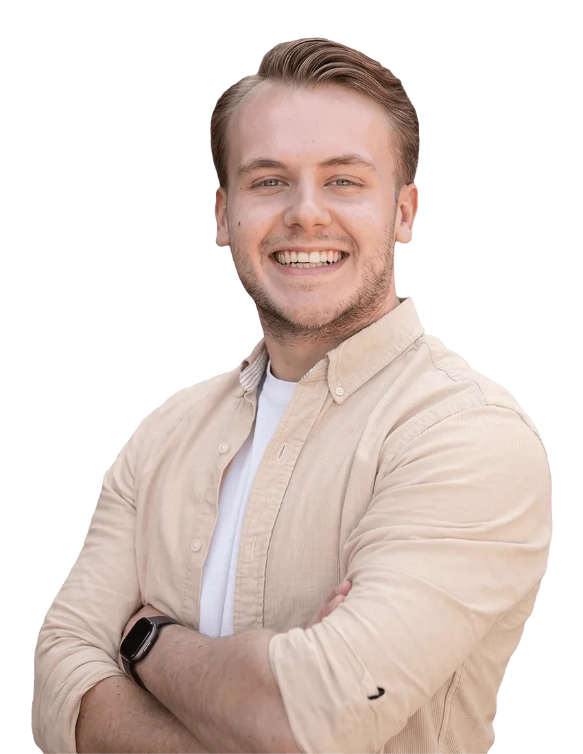 Nick van IJkmaat met gekruiste armen draagt een lichtroze overhemd en een smartwatch.