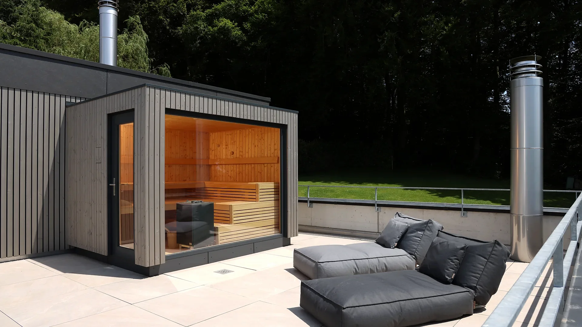 Aussensauna mit Glasfront auf Dachterrasse mit Loungemöbeln, Wellnesskonzept von RR Variationen
