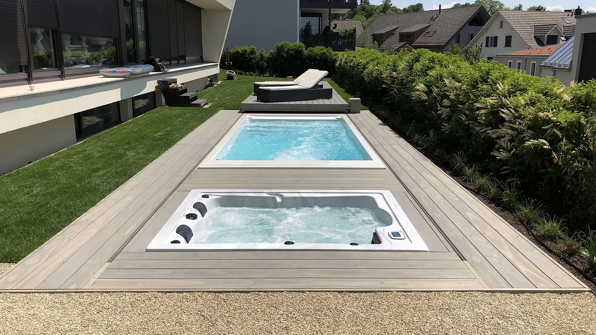 Offener Whirlpool und Swim Spa im grauen Holzdeck im Garten mit Liegen, Abdeckungen für Whirlpool und Pool von RR Variationen