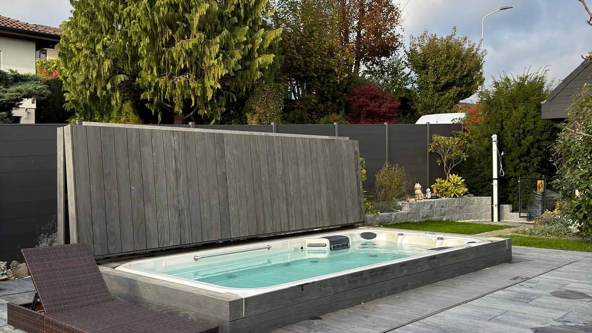 Bodenebener Swim Spa mit aufgeklappter Holzabdeckung im Garten, Swim Spa mit Abdeckung von RR Variationen
