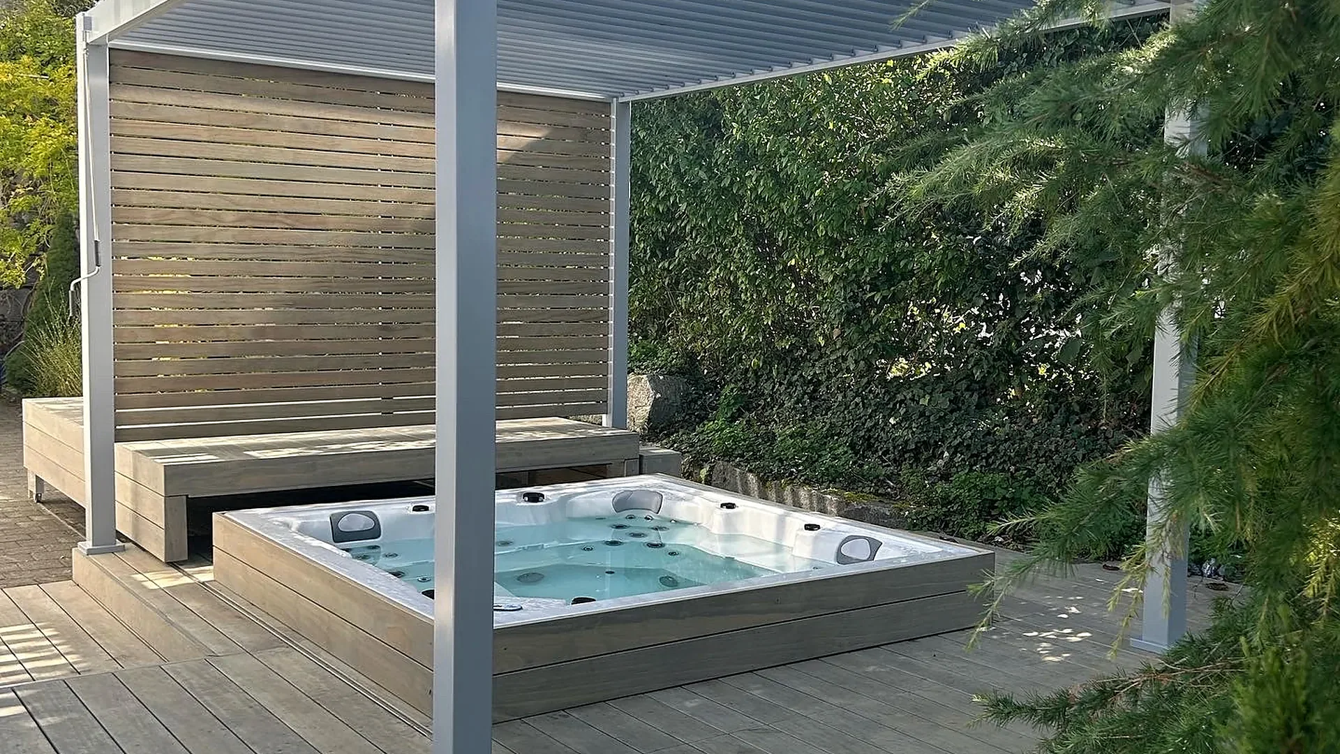 Whirlpool mit Holzverkleidung unter Pergola mit Lamellendach und Sichtschutz, Whirlpool nach Mass von RR Variationen