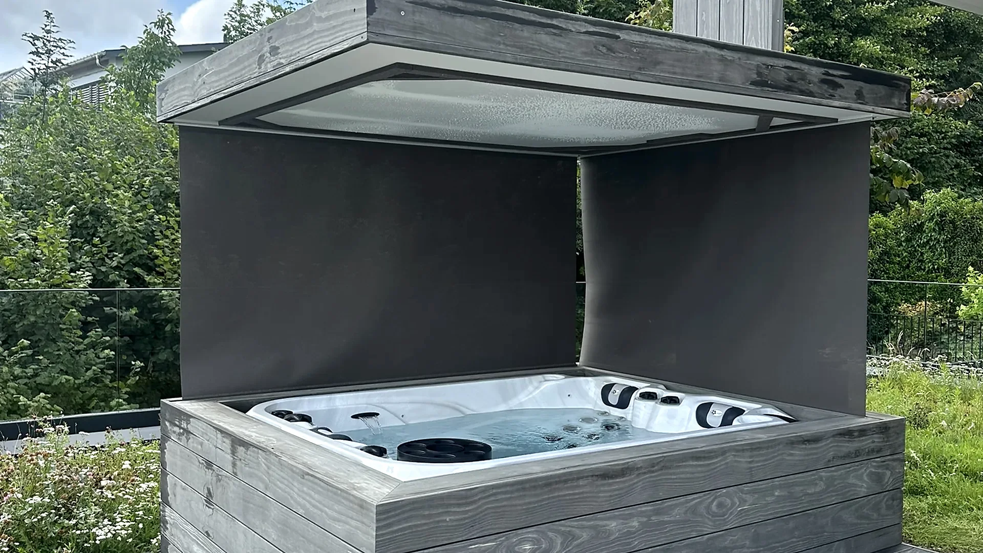 Whirlpool in grauer Holzverkleidung mit Überdachung und Seitenwänden im Garten, Whirlpool nach Mass von RR Variationen