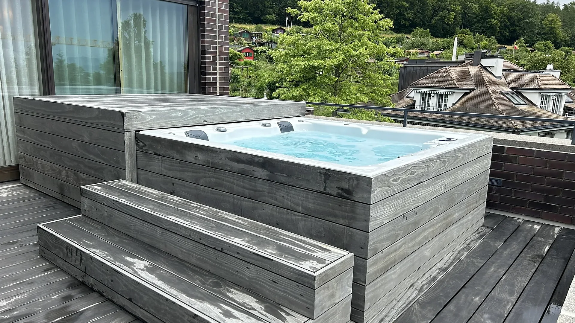 Whirlpool mit Holzverkleidung und Treppe auf Dachterrasse mit Ausblick, Whirlpool nach Mass von RR Variationen