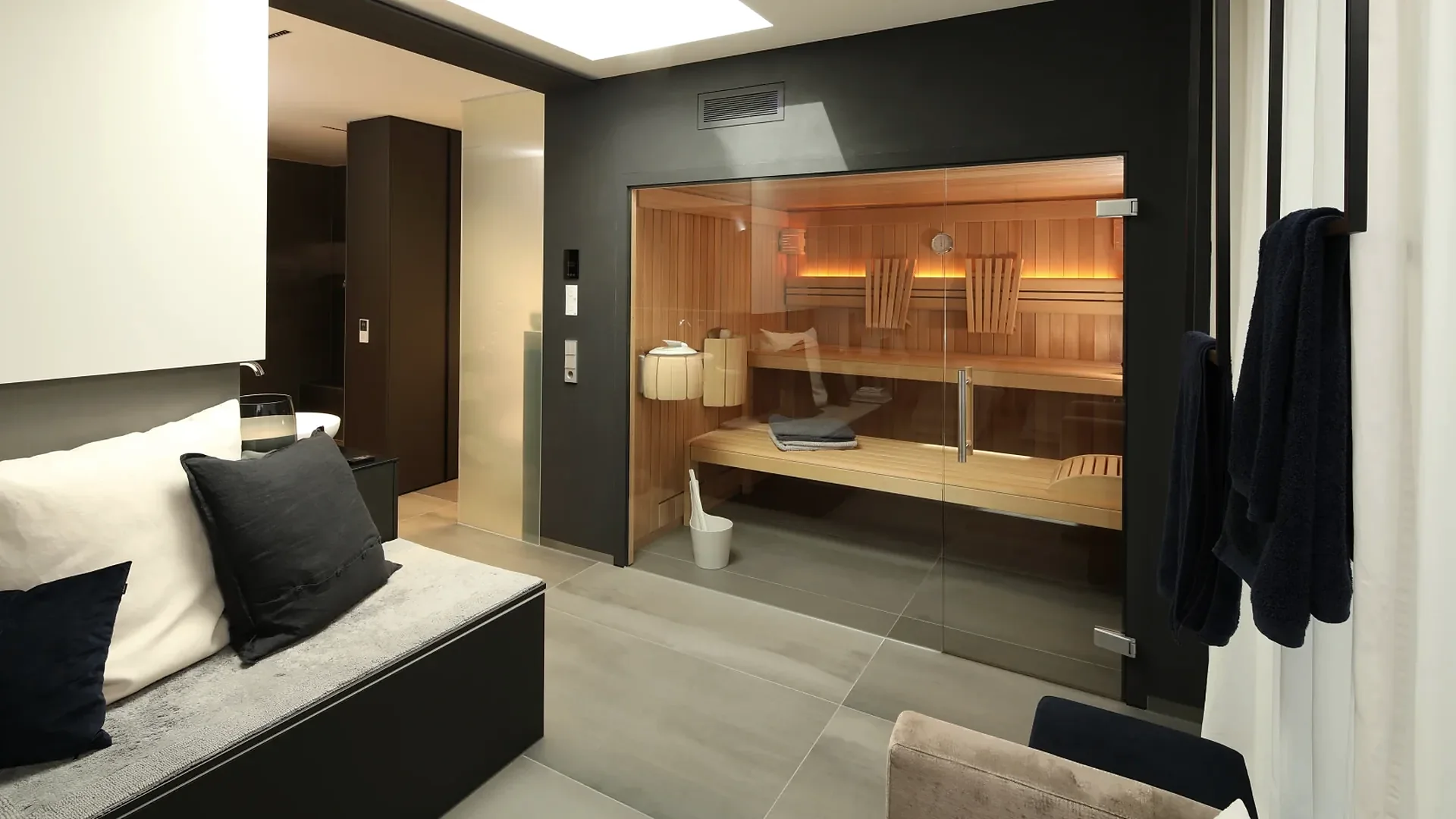 Sauna mit Glasfront und indirekter Beleuchtung in modernem Wellnessraum, RUKU Thermium von RR Variationen