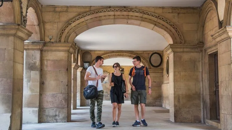 atlas-summer-courses-students-walking-through-cambridge-university
