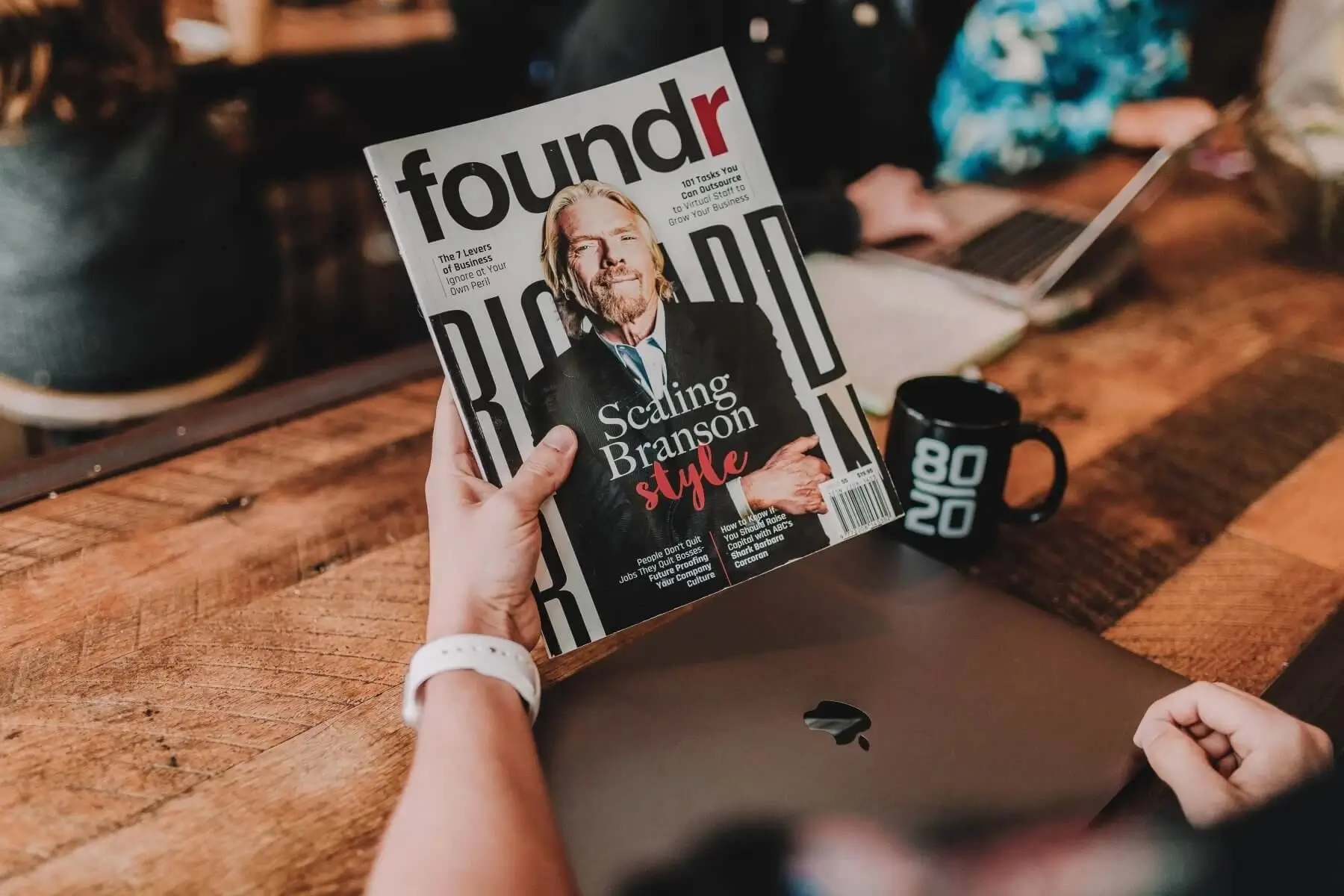 A magazin and a laptop