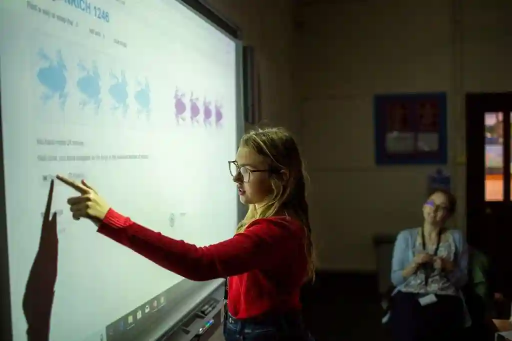 girl showing her presentation