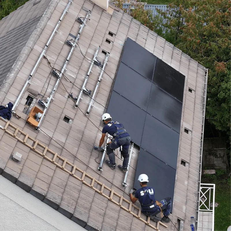 Photo de techniciens photovoltaïques Soli en train de réaliser une installation