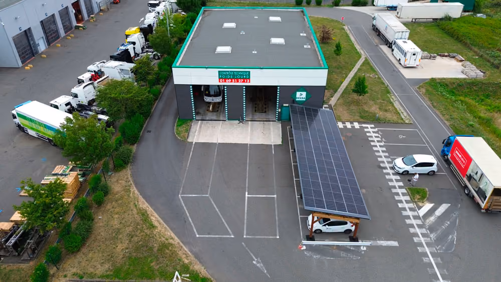 Ombrière photovoltaïque installée pour Dekra