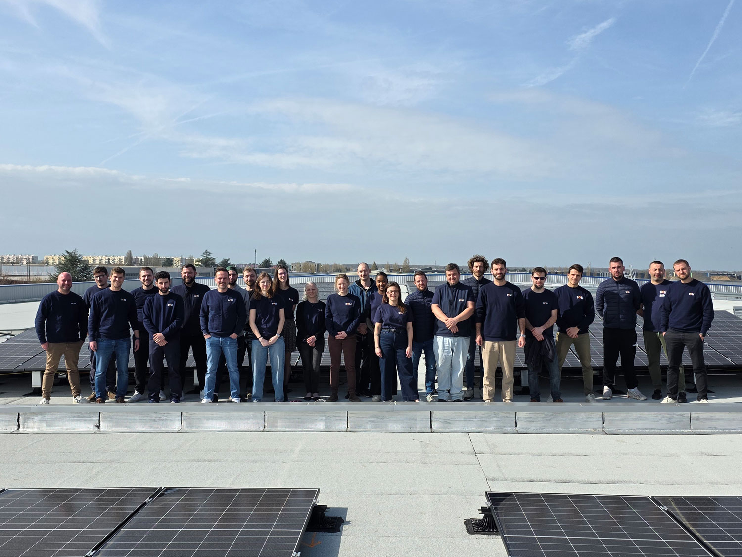 Photo de l'équipe Soli devant l'une de leurs installations photovoltaïques