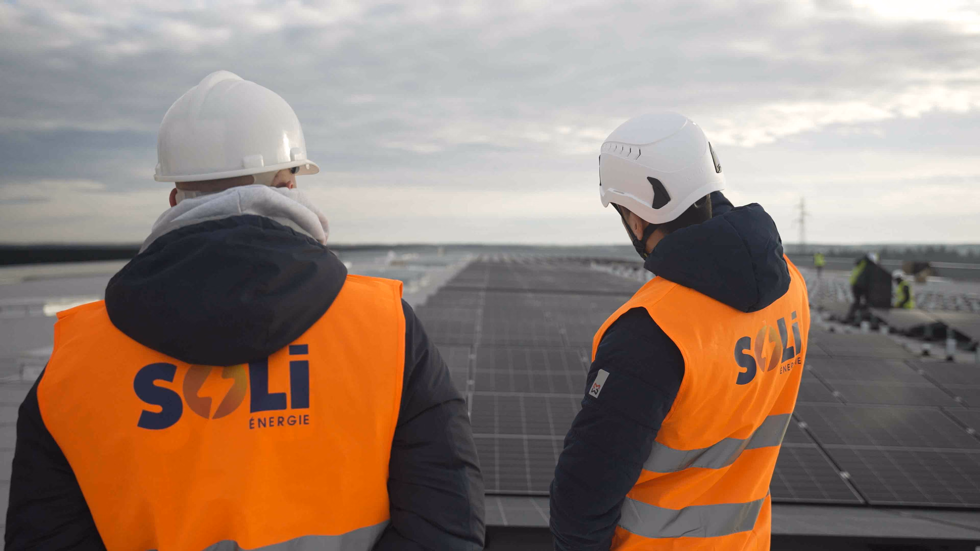 Photo de techniciens Soli sur chantier d'installation de panneaux solaires