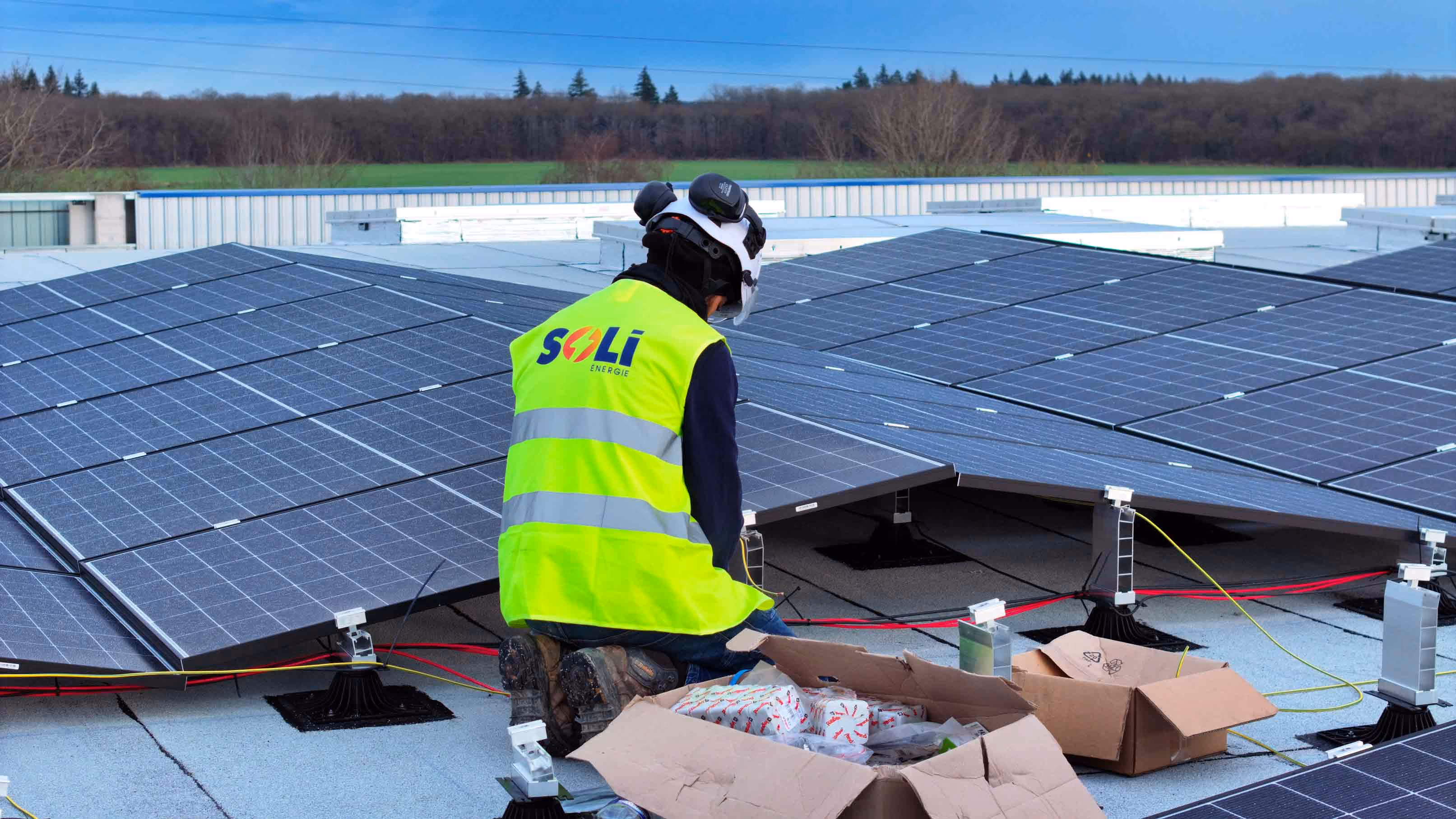 Installation de panneaux photovoltaïques par un technicien Soli formé en interne