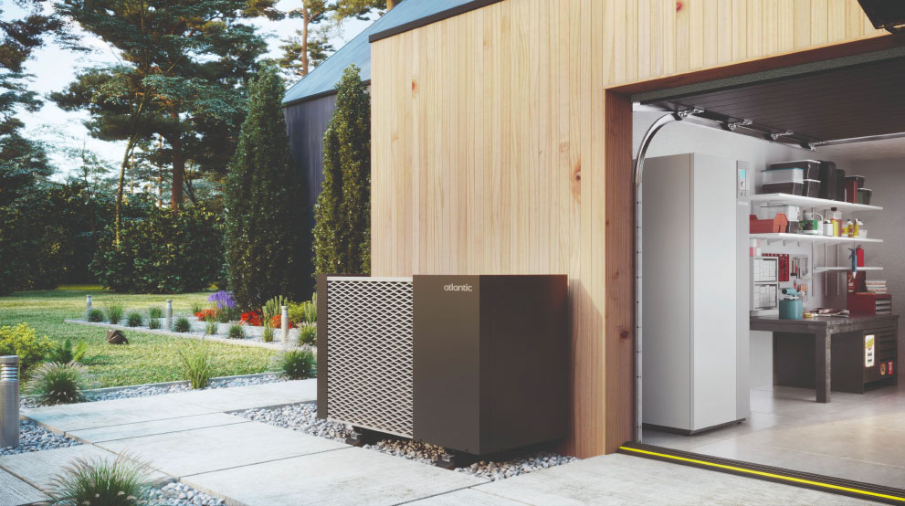 Installation d'une pompe à chaleur air-eau Atlantic par les techniciens Airo