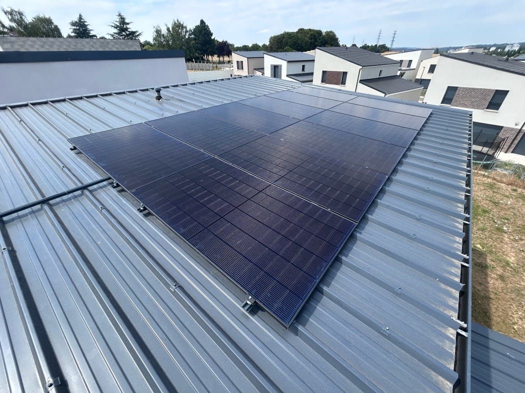 installation-12-panneaux-solaires-ecquevilly-yvelines-yvelines-7678a8-1