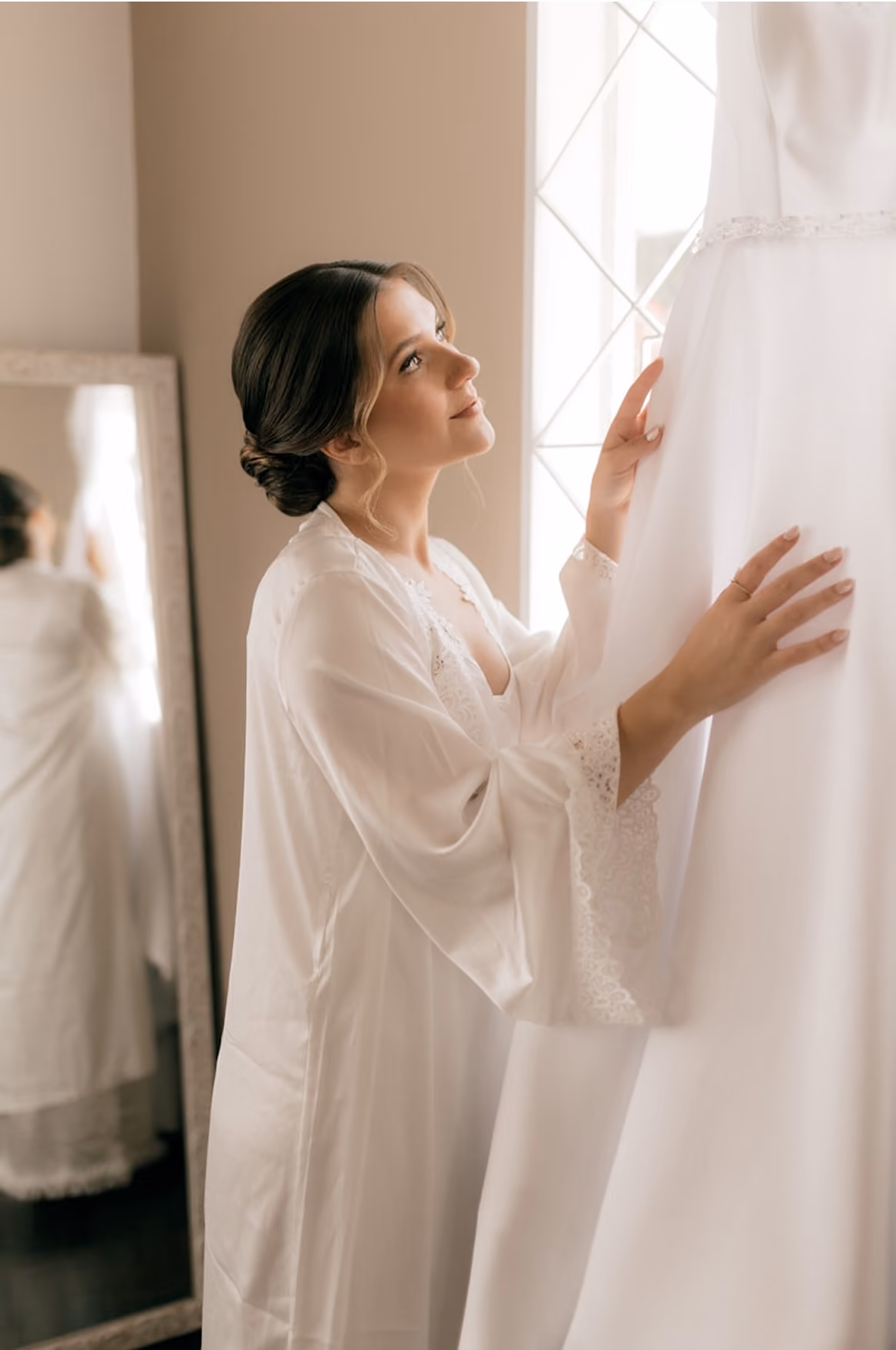Eine Frau, welche Ihr Traumkleid vor sich hat