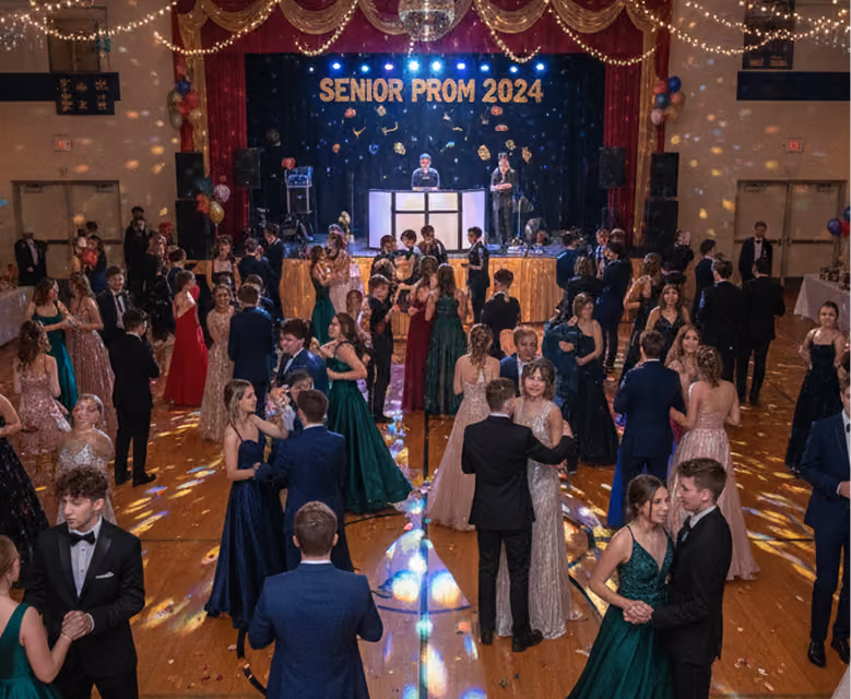 Ein Abschlussball mit tanzenden Paaren