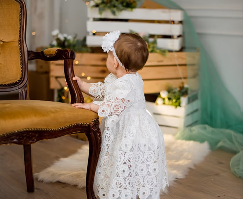 Ein Baby im Taufkleid
