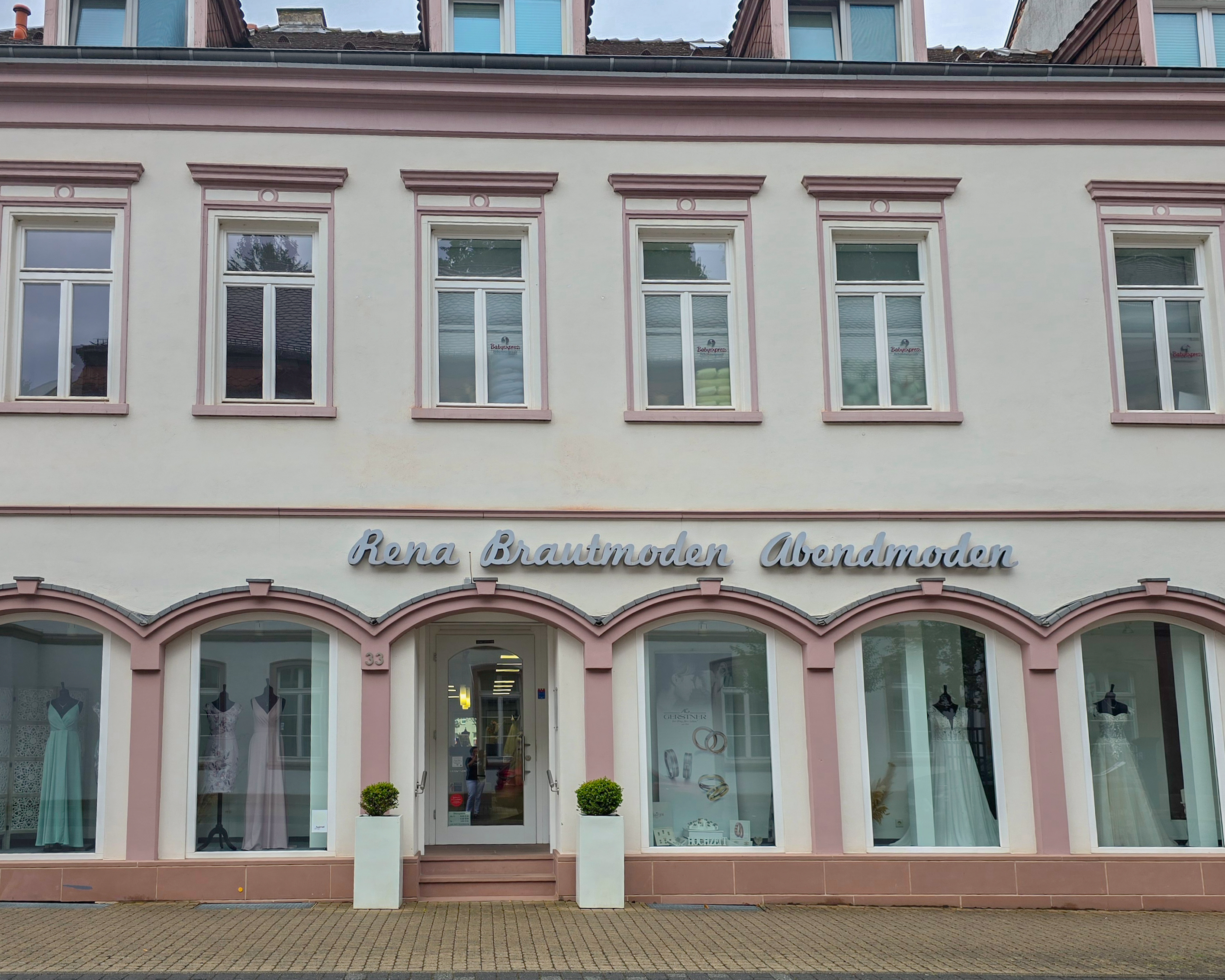 Ein Frontalbild des begehbaren Ladens von Rena Brautmode GmbH