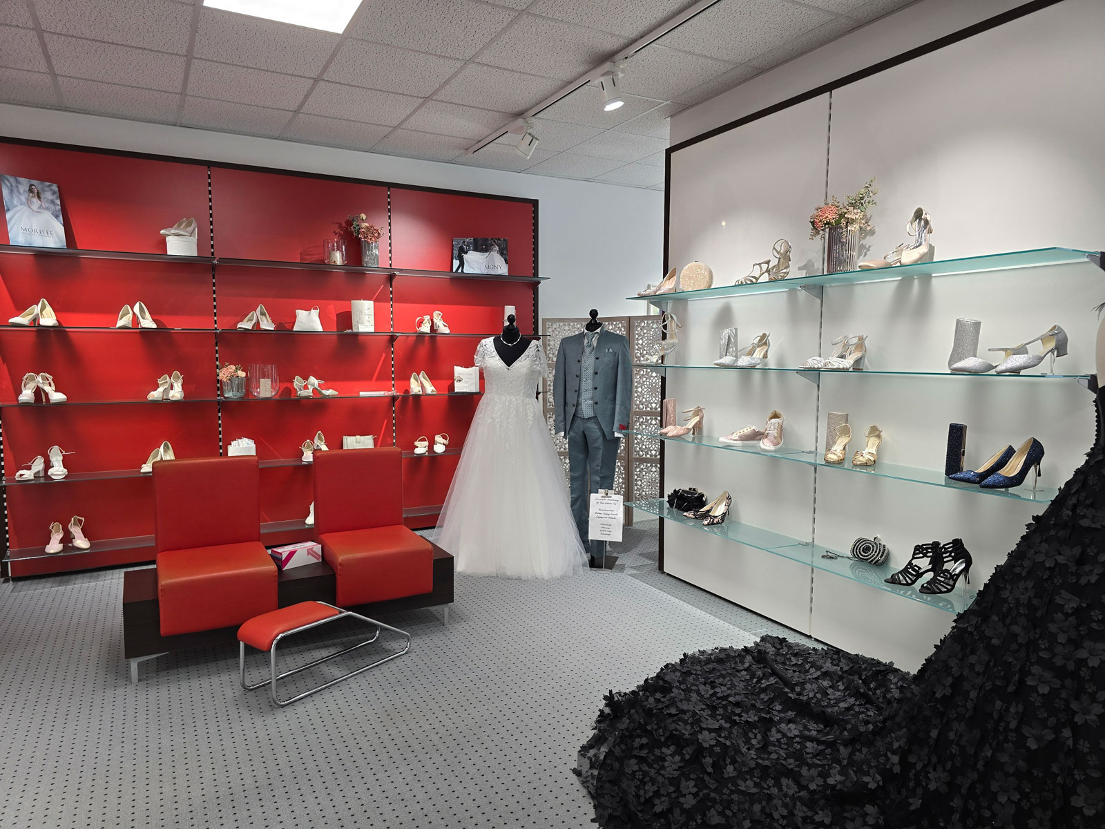 Regale im Laden von Rena Brautmode GmbH mit Schuhen