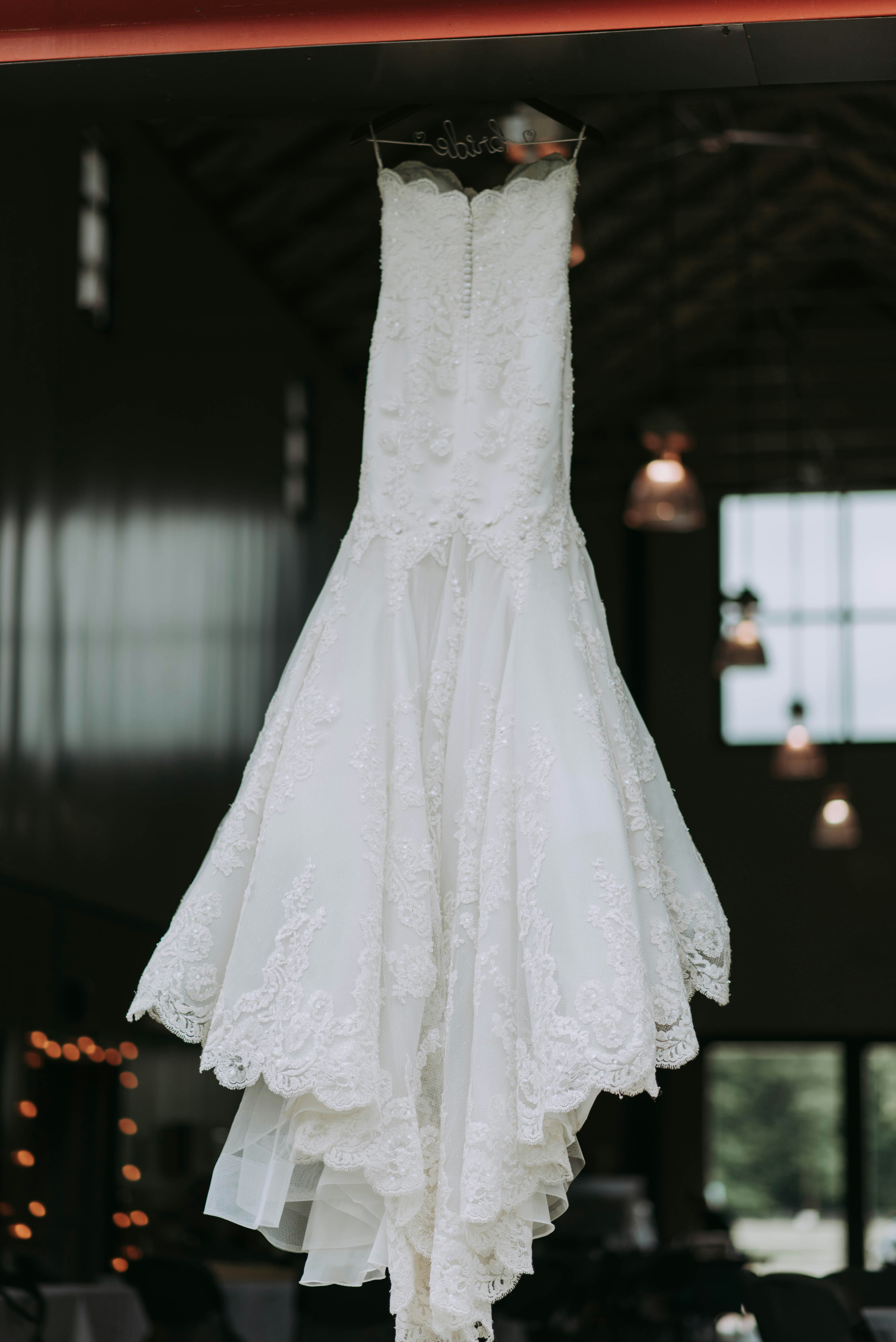 Hängendes Brautkleid