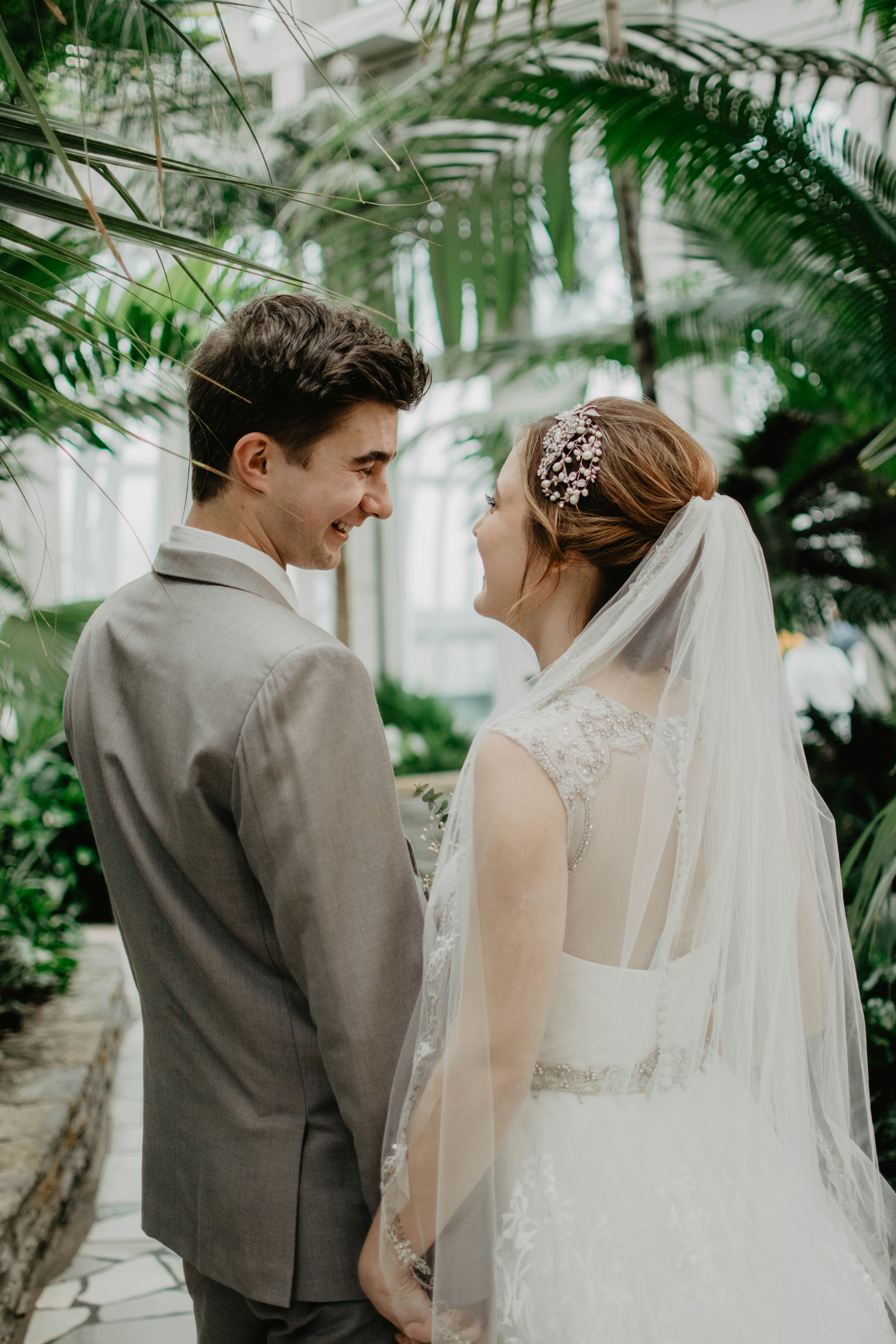 Ein Paar bei der Hochzeit sich verliebend in die Auge schauen