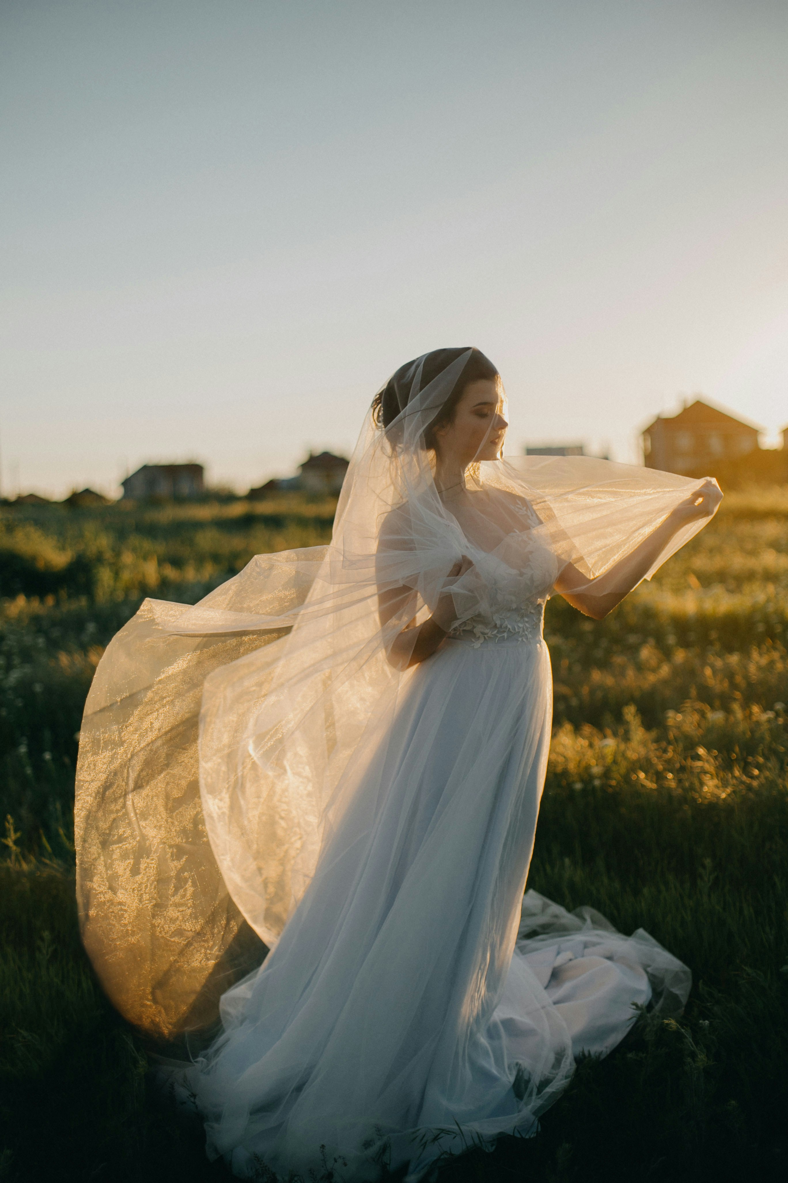Ein Brautkleid in der Abendsonne mit Golden Hour