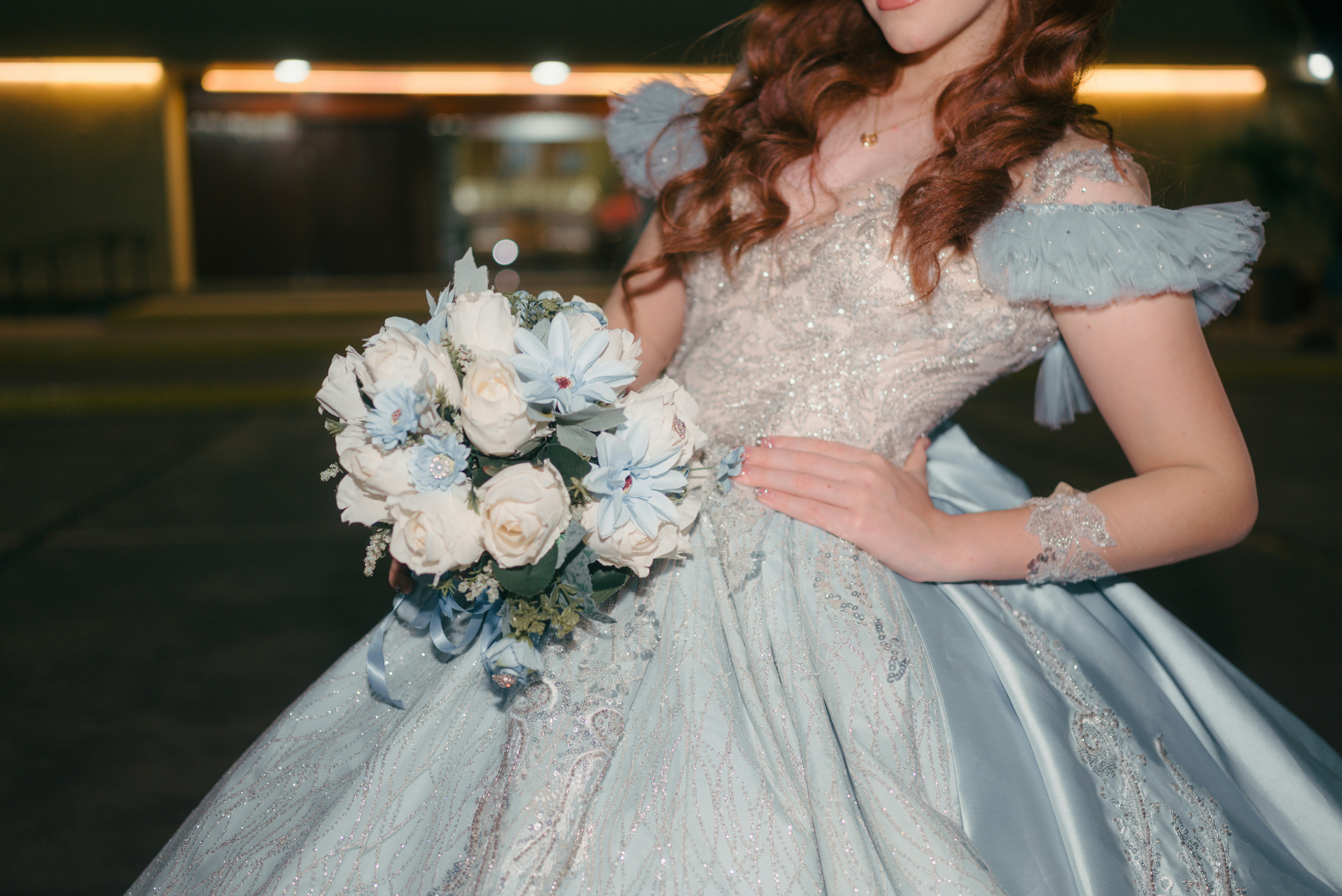 Ein Abendkleid in Hellblau