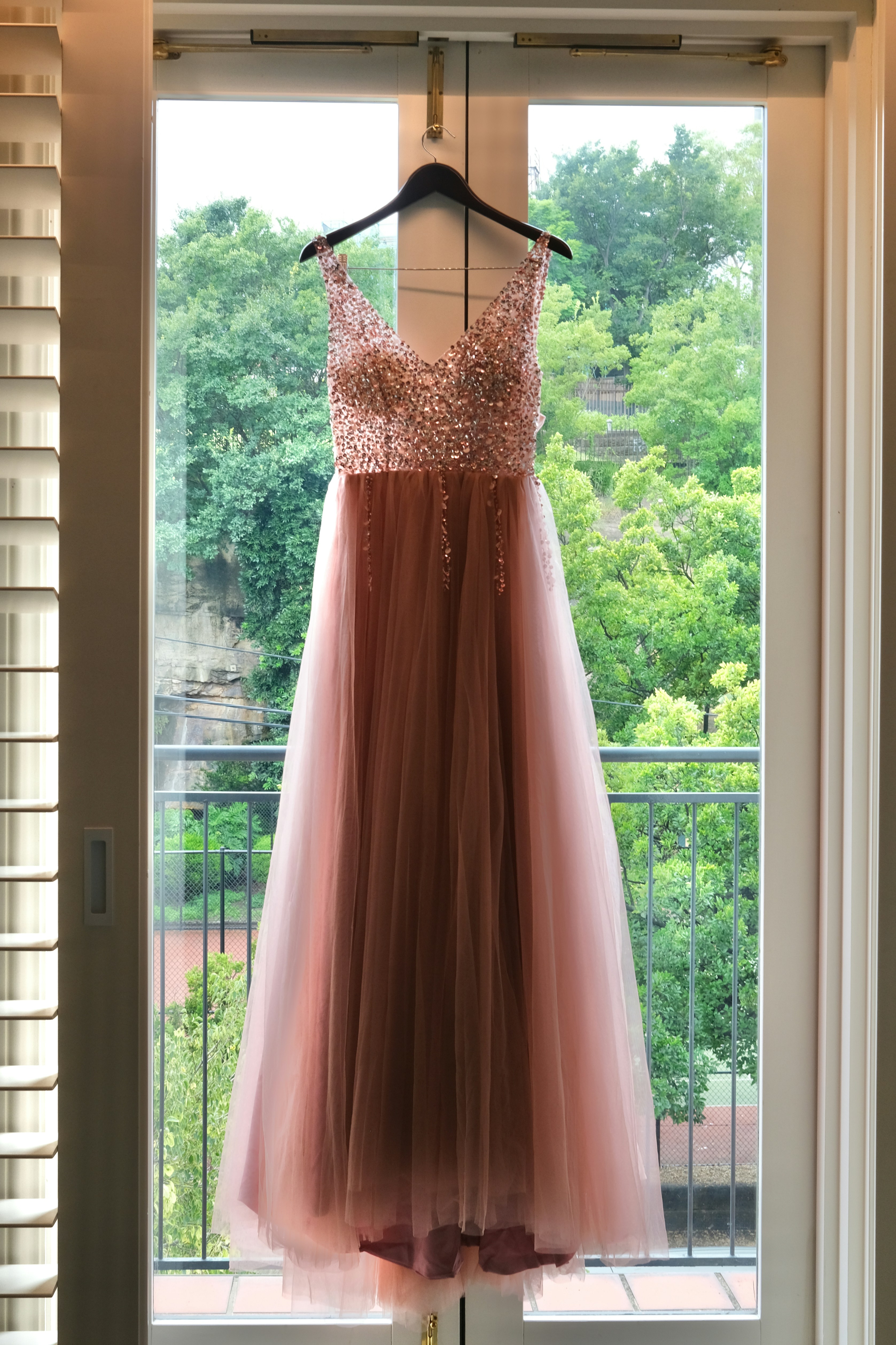 Hängendes Kleid für einen besonderen Anlass