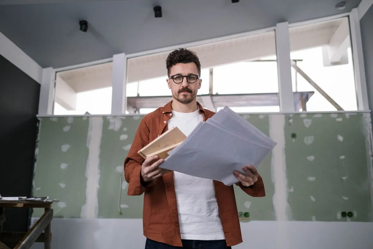 Projektant sa dokumentacijom u kući u izgradnji