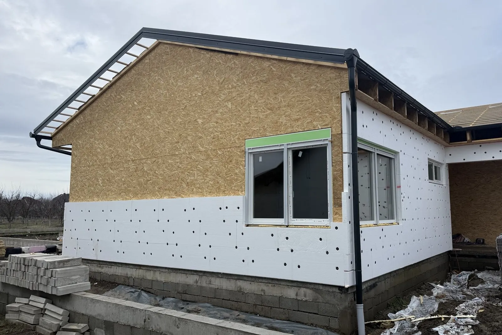 Spoljni zid montažne kuće Furnixo u izradi, OSB ploče i termoizolacija pričvršćena tiplovima