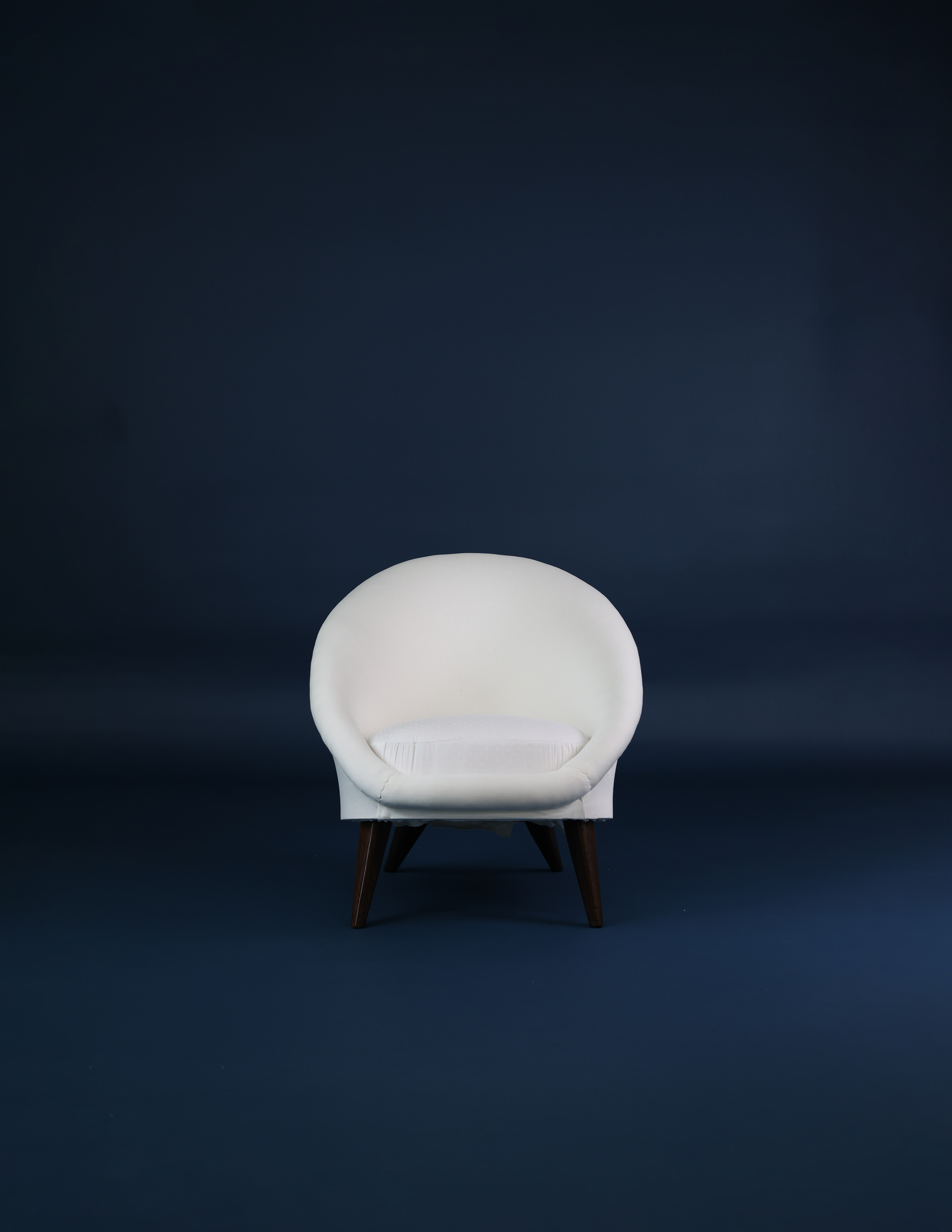Egg armchair with wooden legs - Front view