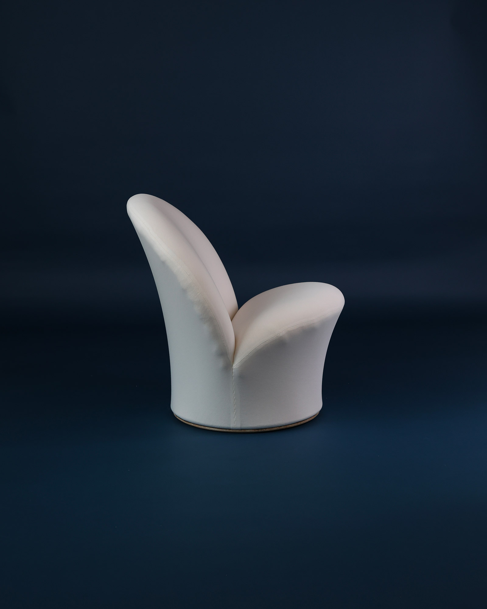 Pierre Paulin armchair - Side profile view