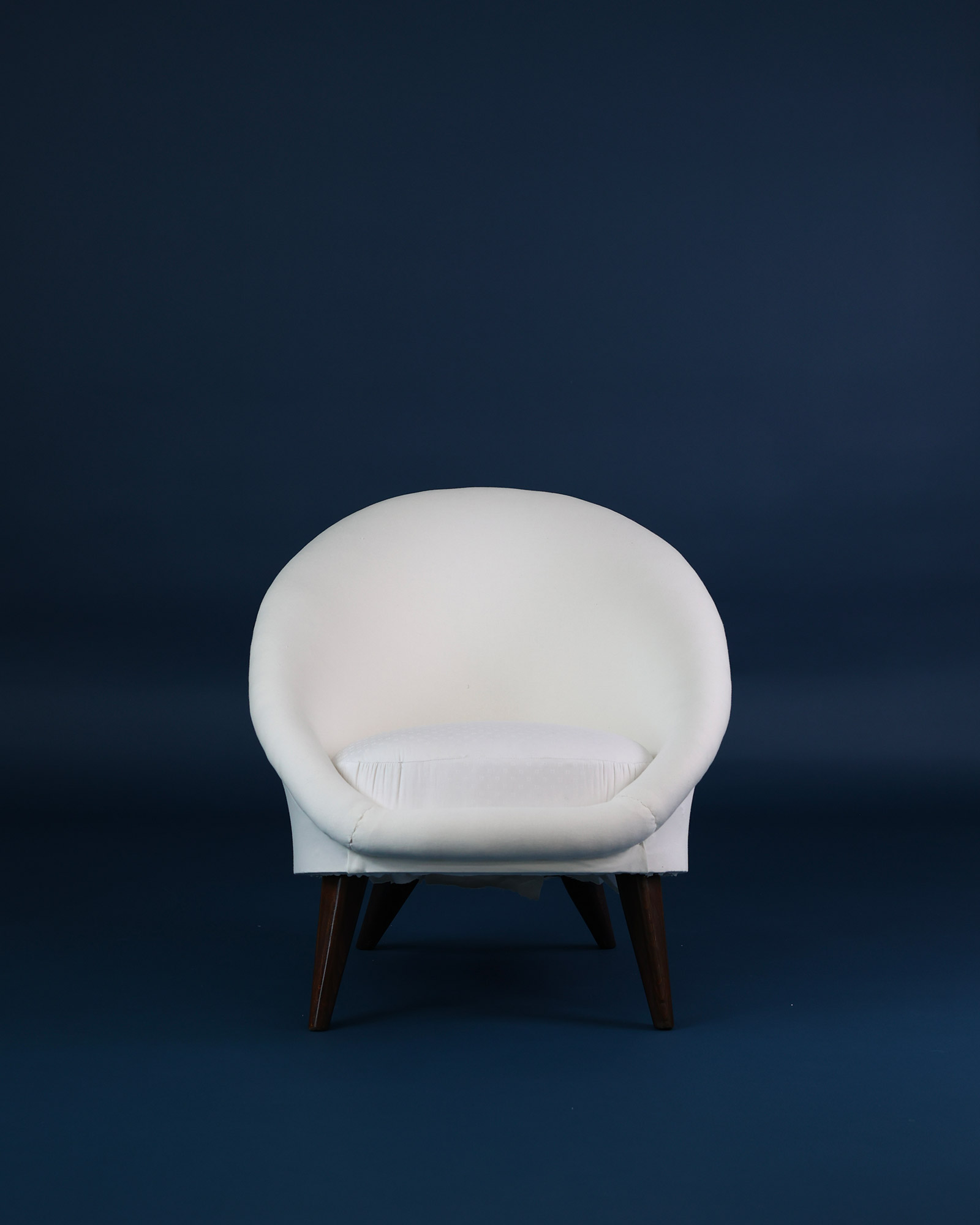 Egg armchair with wooden legs - Front view